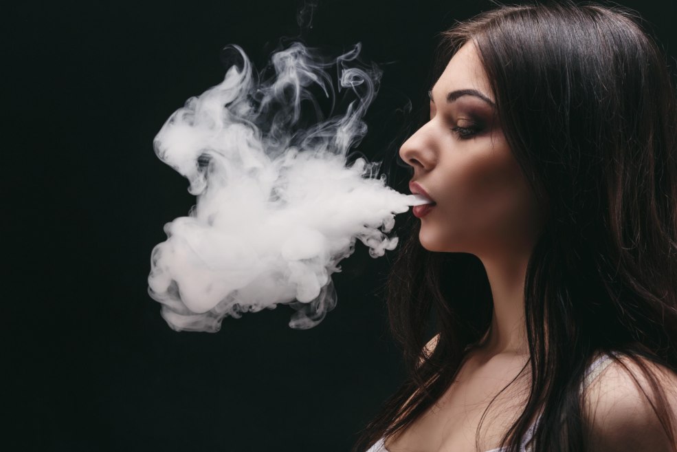 Fille fumeuse