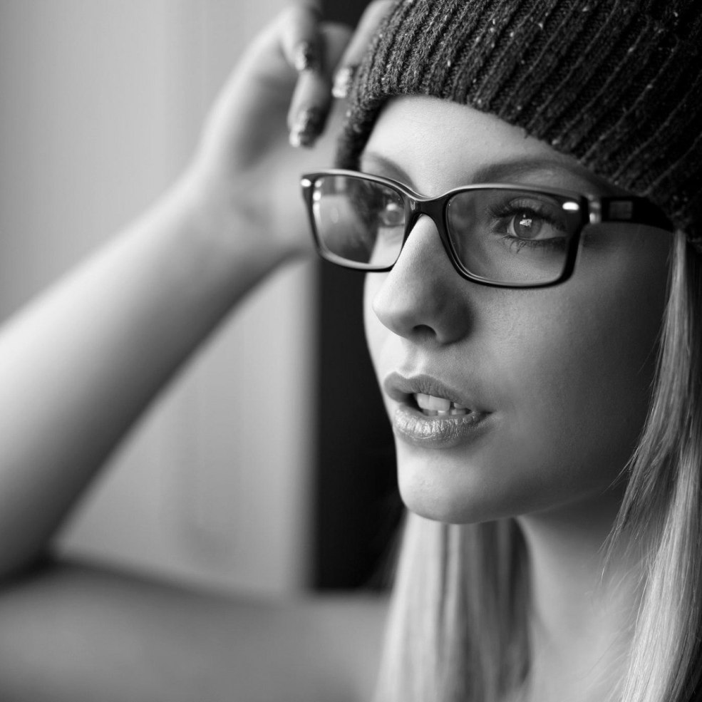 Fille dans un chapeau et des lunettes