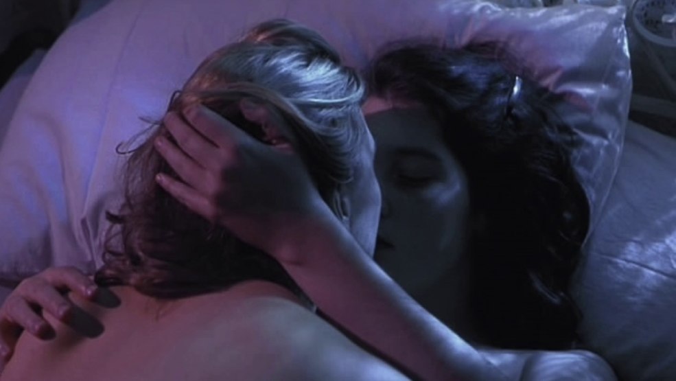 Les créatures célestes s'embrassent