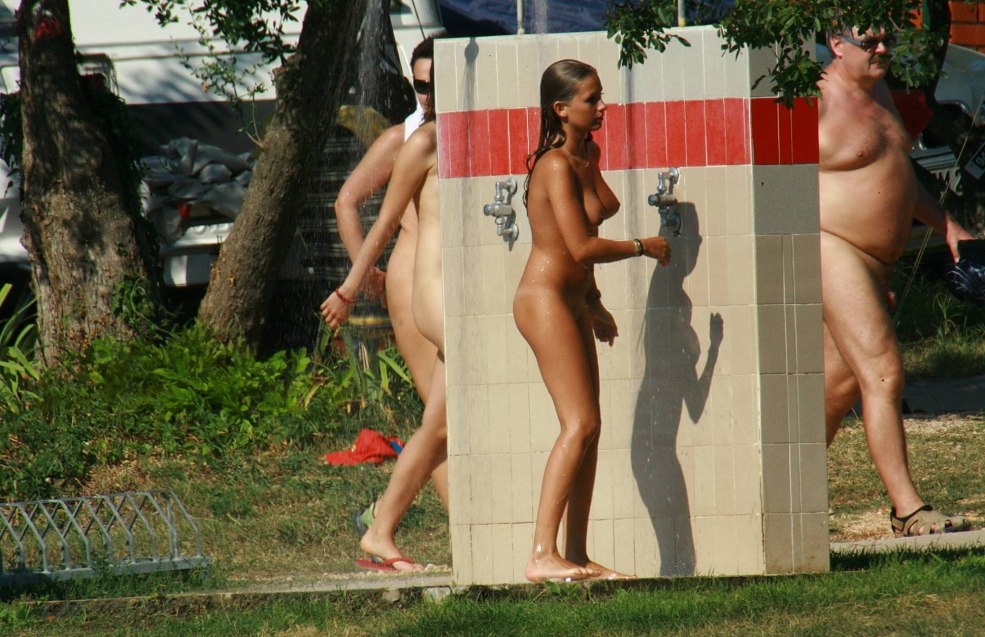 Famille naturiste valalta camping kid nue