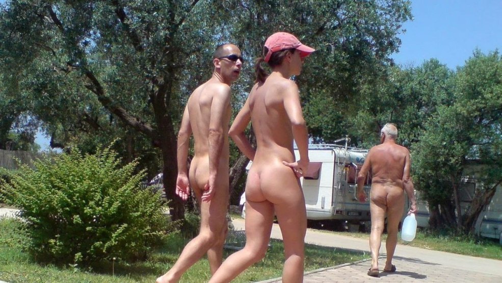 Plage nue beaucoup de gens