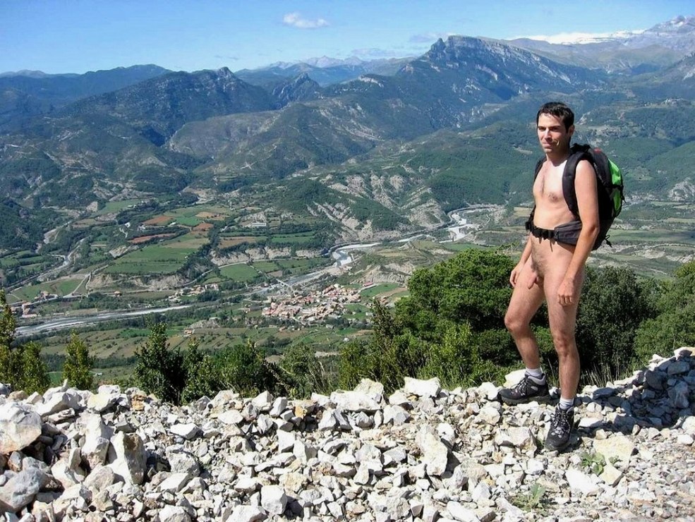 Une jeune pistes naturiste