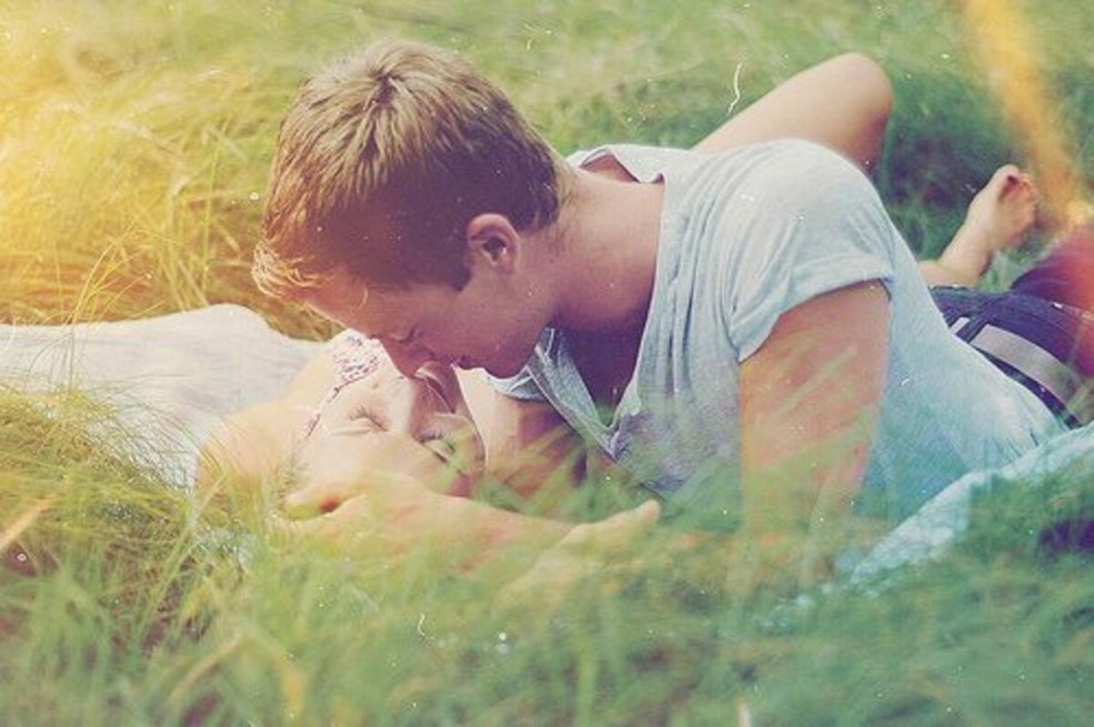 S'embrasser sur l'herbe