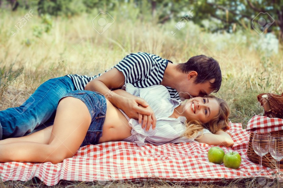 Girl est sur un pique-nique