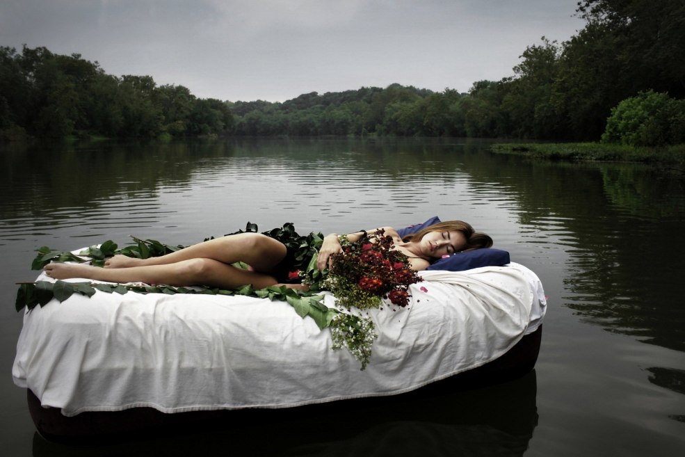 Séance photo sur le matelas sur l'eau