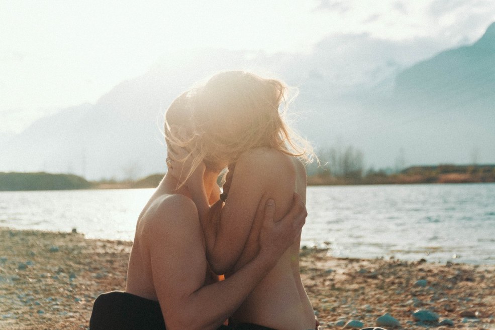 Le couple s'embrasse en mer