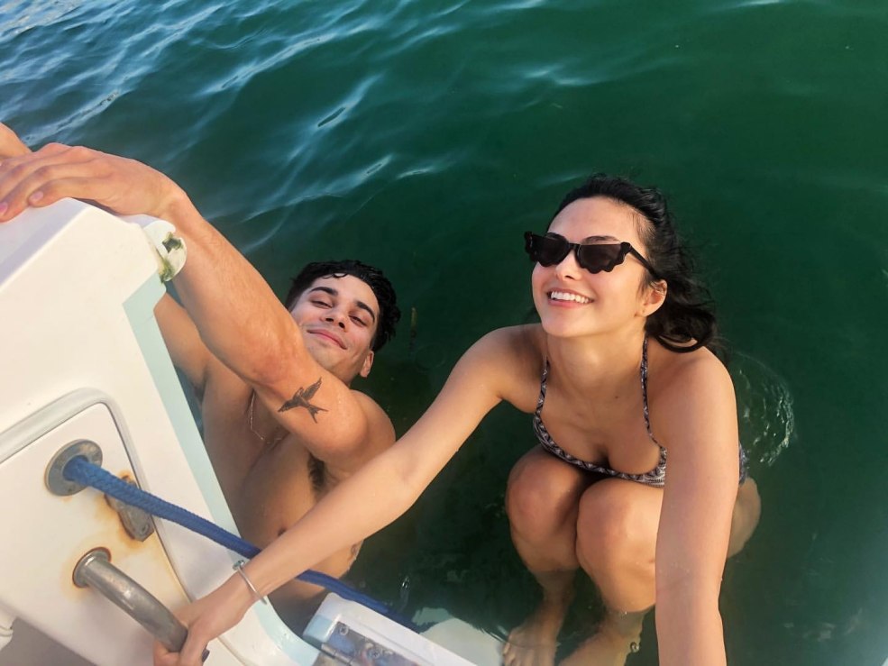 Camilla Mendes chaude