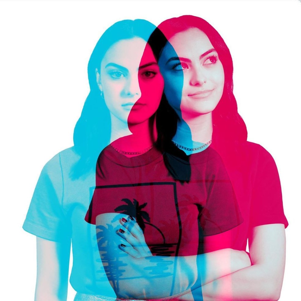 Camila Mendes dans la salle de bain
