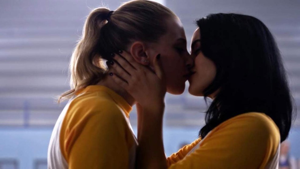 Camille Mendes dans les sous-vêtements Riverdale