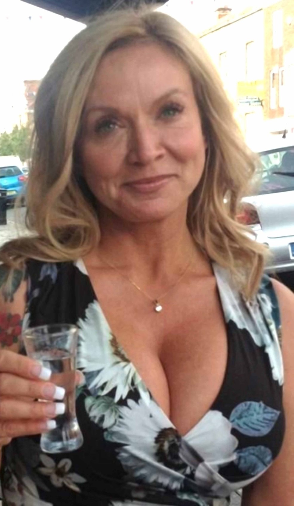 Vieilles femmes avec un grand décolleté