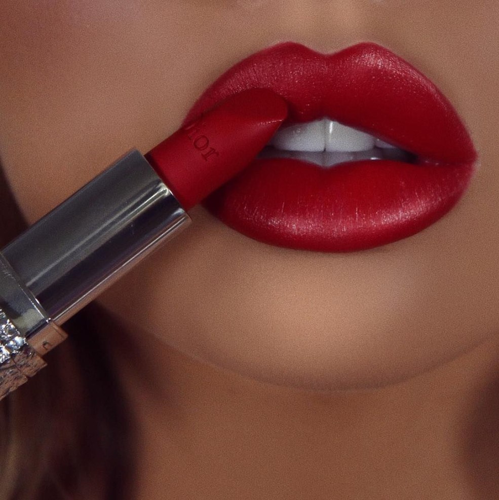 Rouge à lèvres brillant rouge
