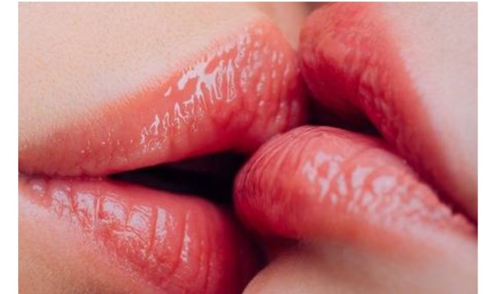 Les lèvres mouillées s'embrassent