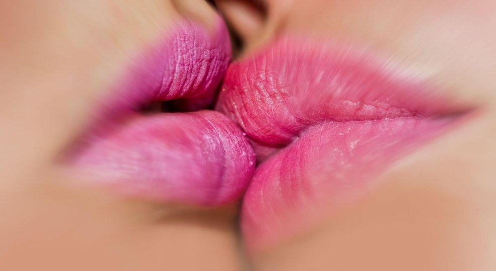 Embrasse le rouge à lèvres rose
