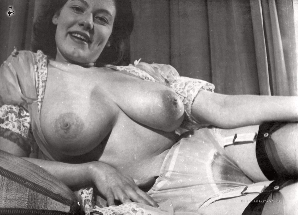 Dames nues en short rétro