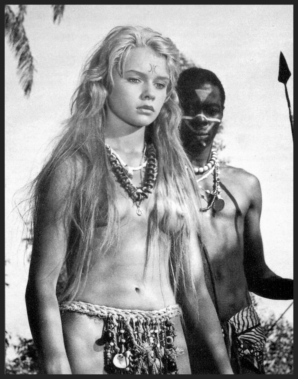 Fille avec d'énormes seins dans la jungle