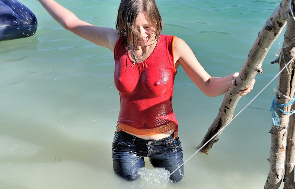 Filles en vêtements mouillés