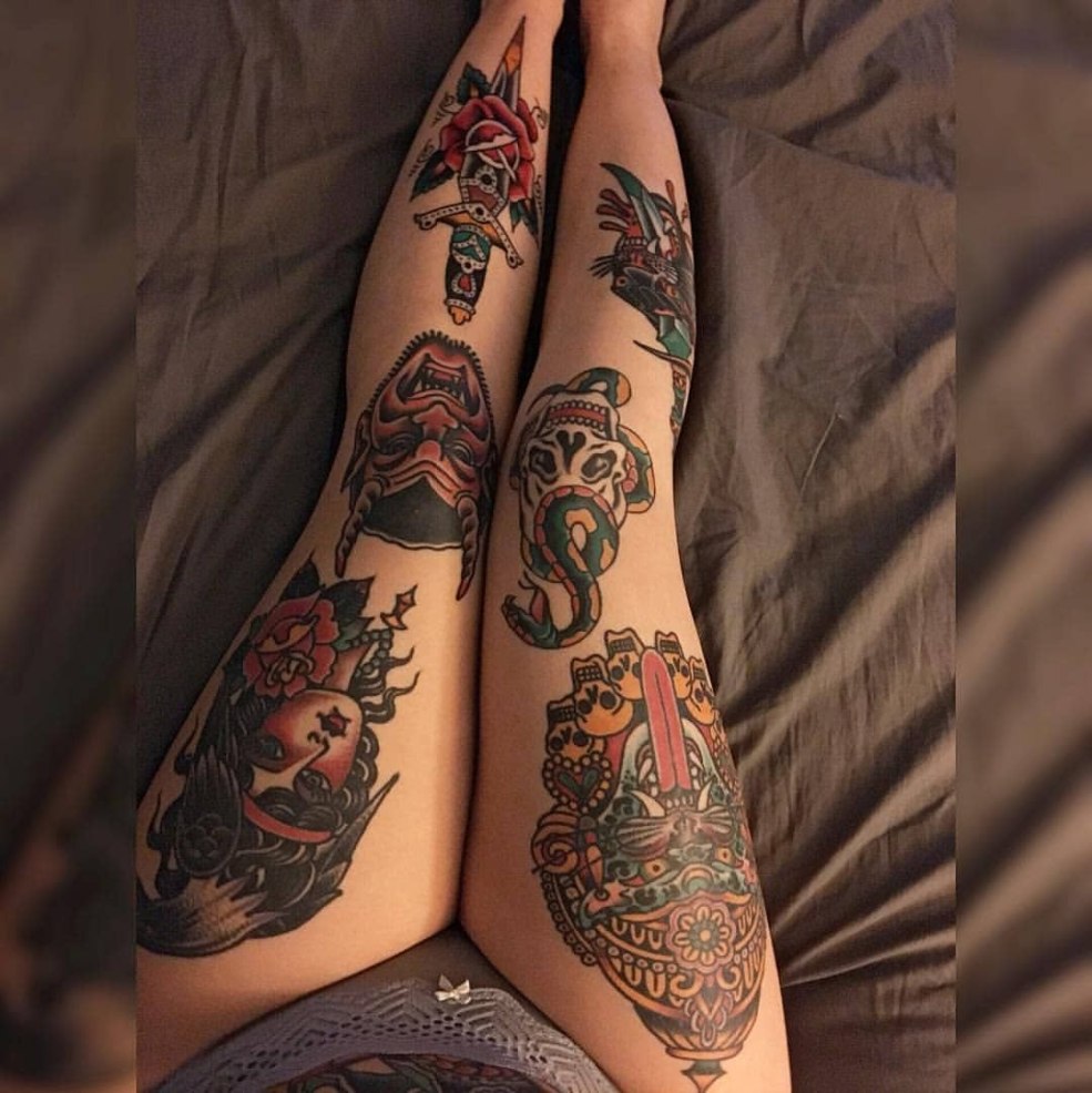 Tatouage asiatique sur la jambe
