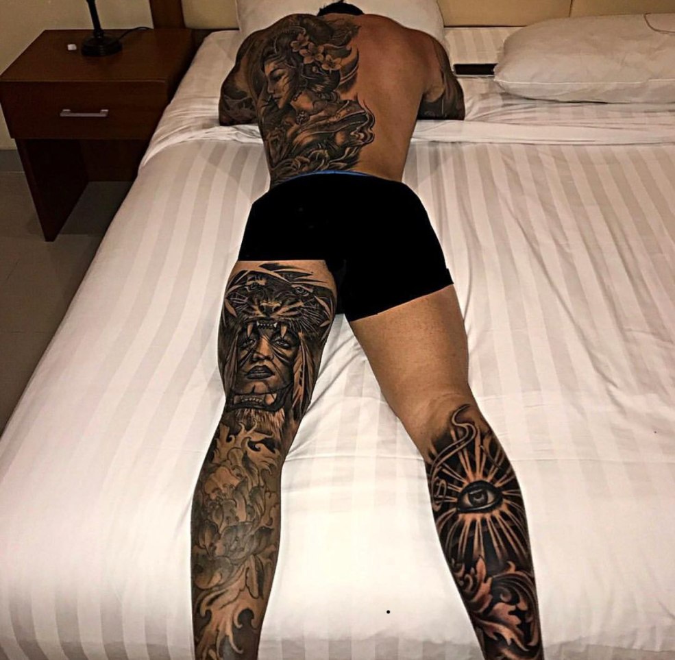 Tatouage sur une cuisse mâle