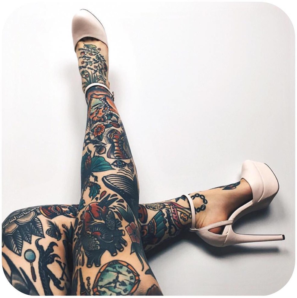 Dame aux jambes tatouées