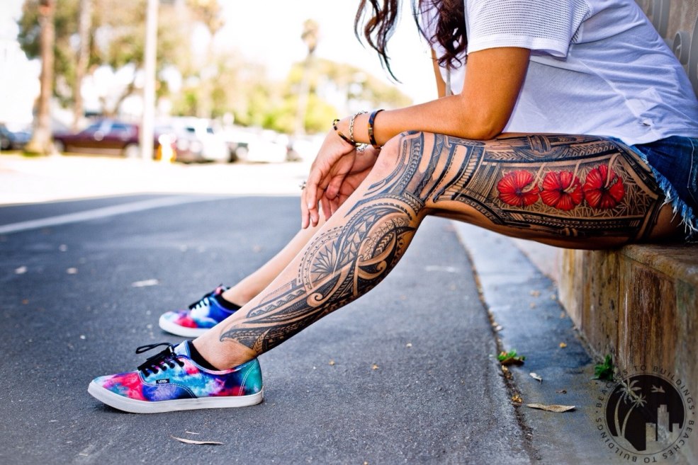 Tatouage de couleur sur la jambe