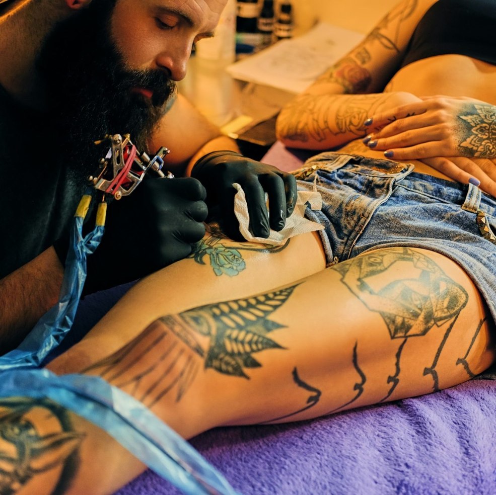 Le maître de tatouage barbu
