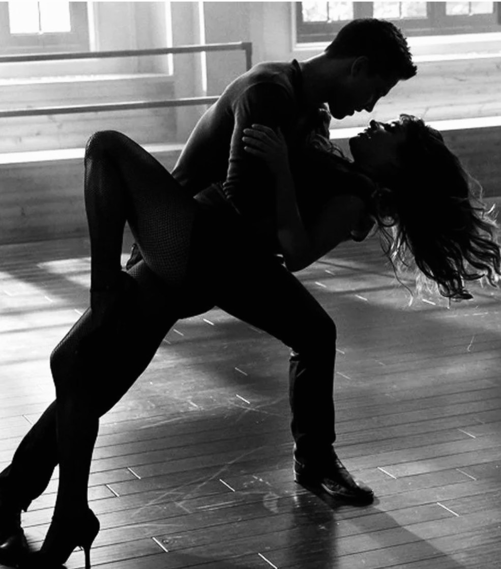 S'embrasser dans la danse