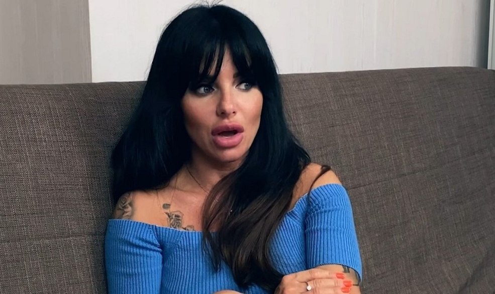 Julia Volkova se trouve dans la vidéo