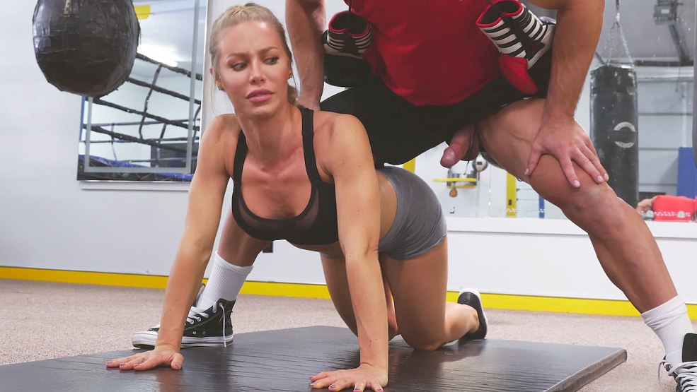 Nicole Eniston dans une salle de fitness