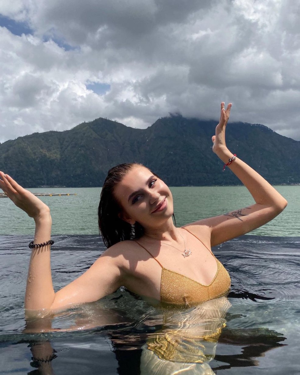 Julia Godunova en maillot de bain