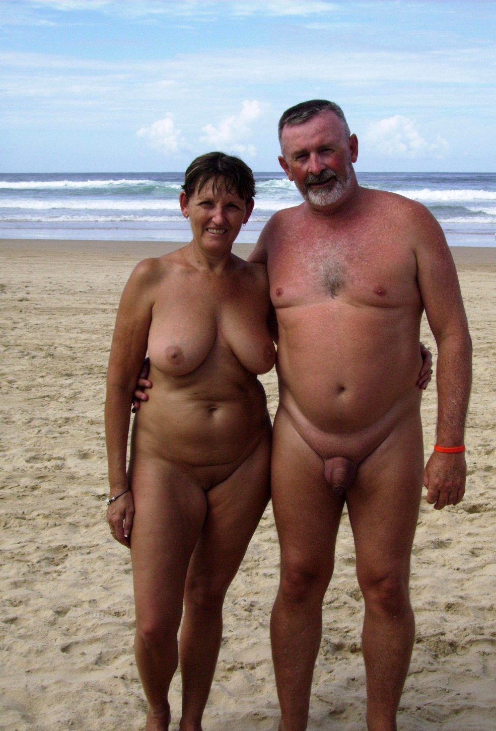 Paires matures nues sur la plage