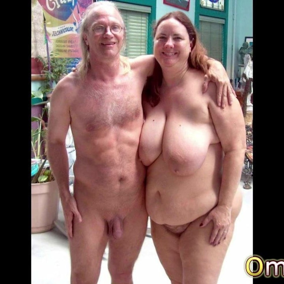 Couples âgés épais nus sur la plage