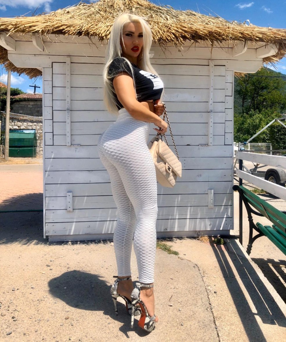 Fesser Blondie dans une robe