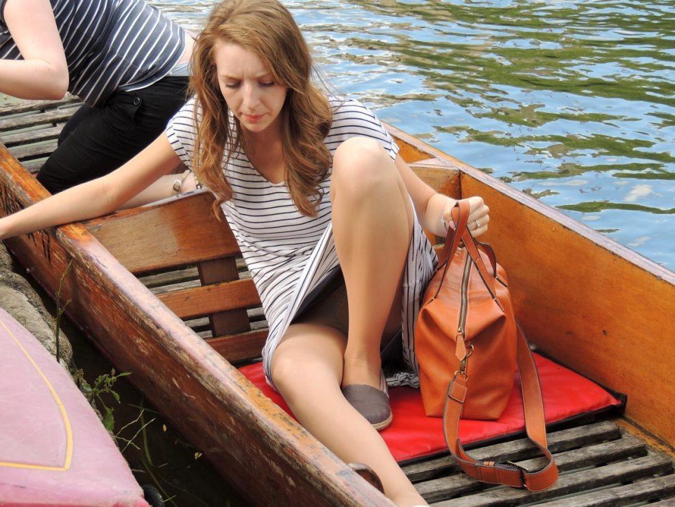 Filles sans culotte sur un bateau