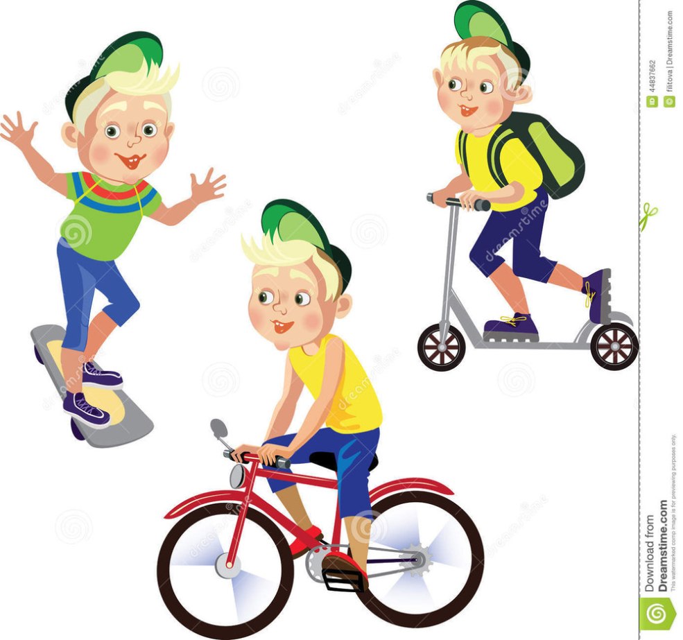 Le garçon roule sur un scooter