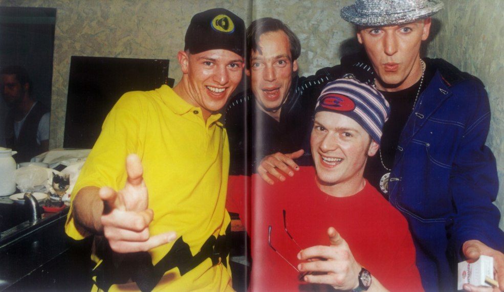 Poussin sur un scooter