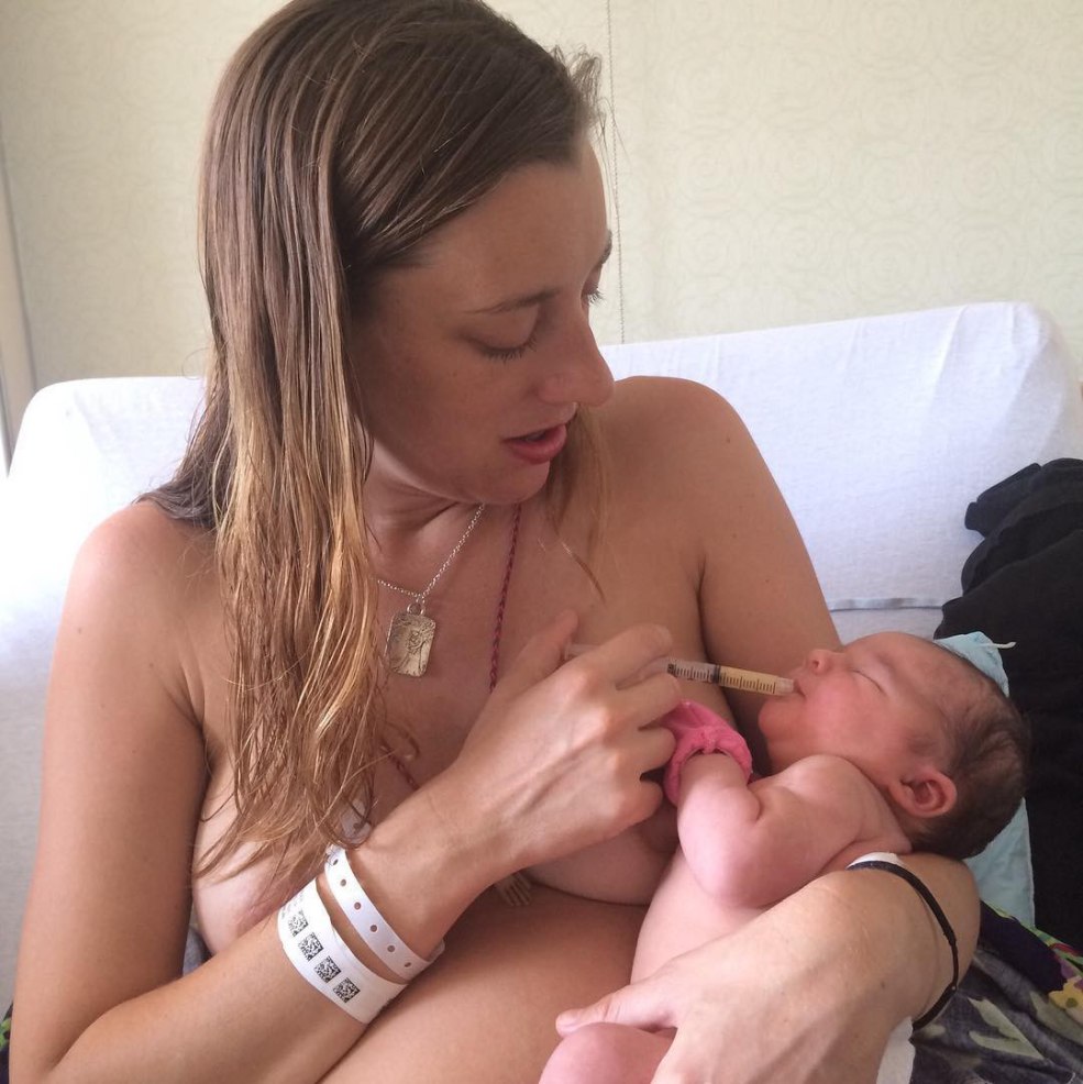 Elle a montré le sein à l'enfant