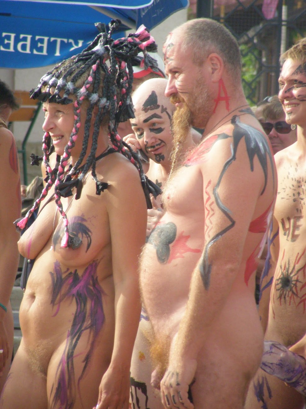 Fête des nudistes nus