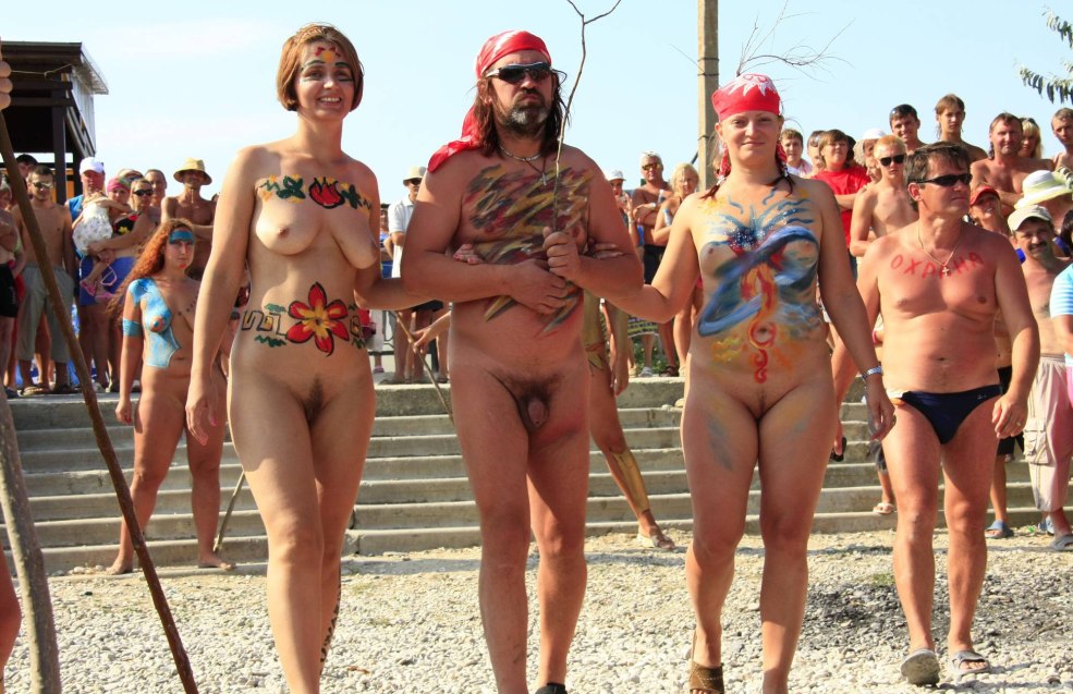 Femmes nues sur la plage nudiste