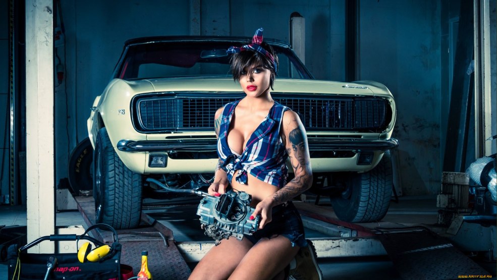 Fille dans un atelier de réparation de voitures