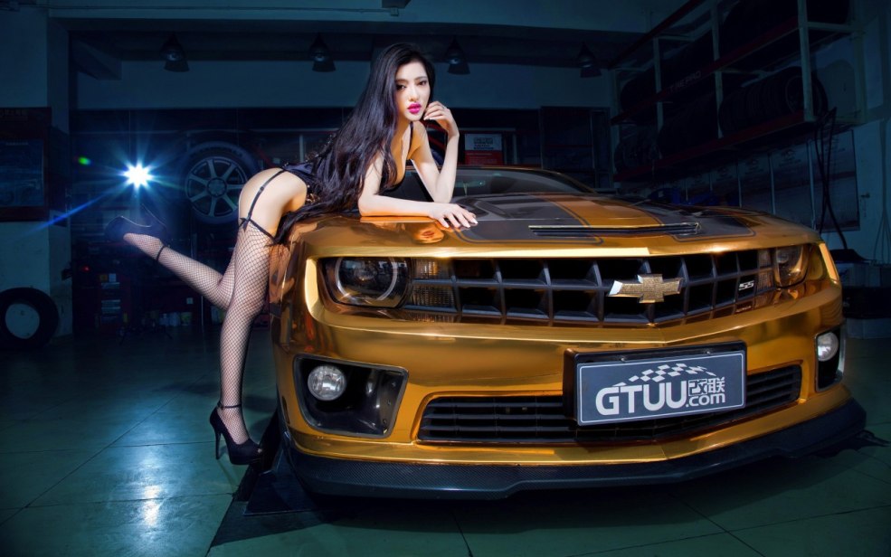 Chevrolet Camaro et fille