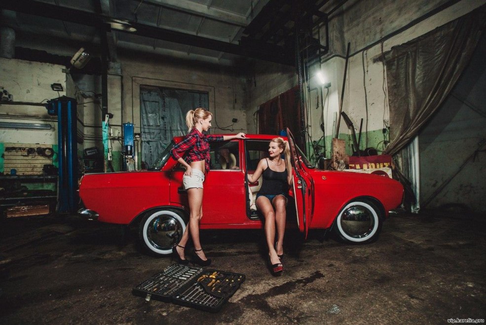 Séance photo dans la fille du garage