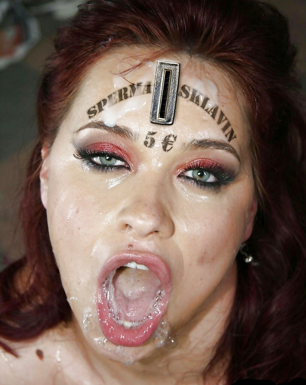 Sperme sur le visage avec un maquillage brillant