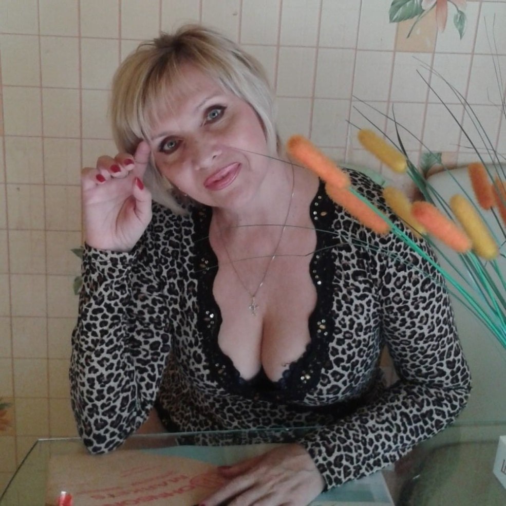 Femmes adultes des réseaux sociaux