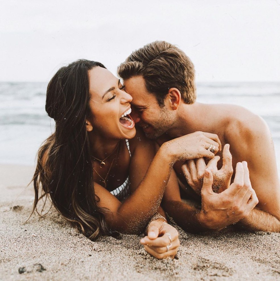 Beaux couples sur la plage
