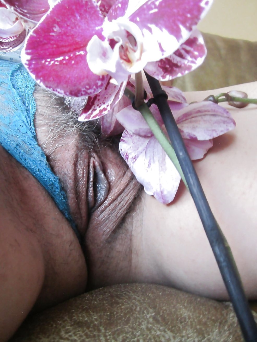 Mature avec une chatte poilue squat