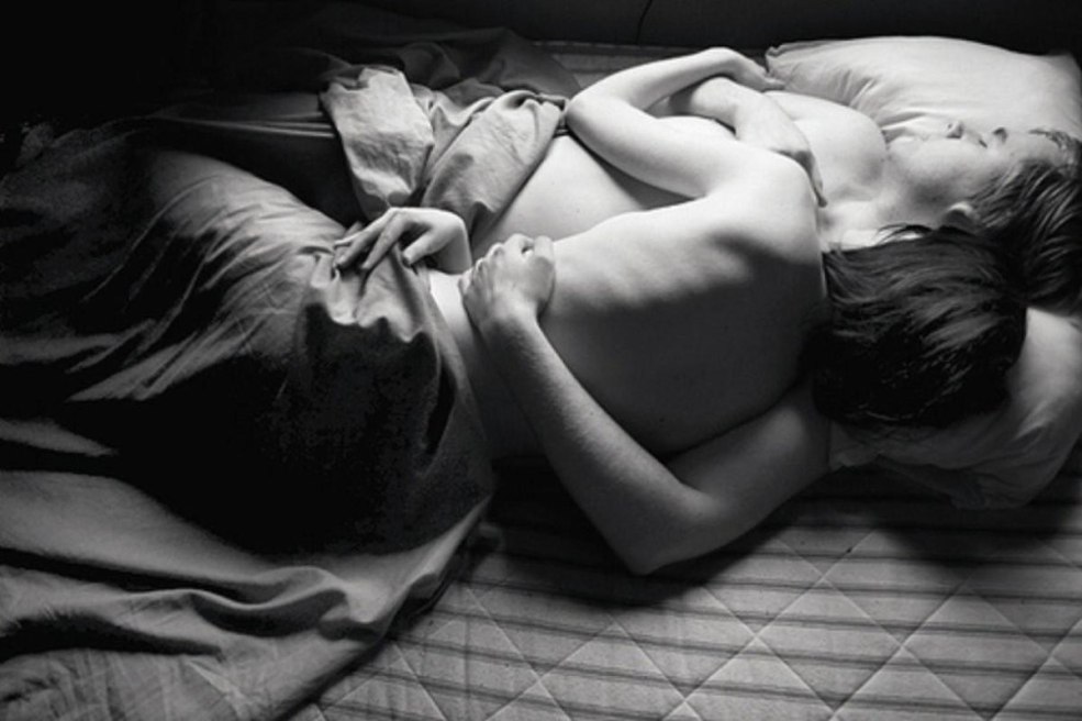 Couple adolescent Horney ayant des relations sexuelles passionnées dans les photos du lit