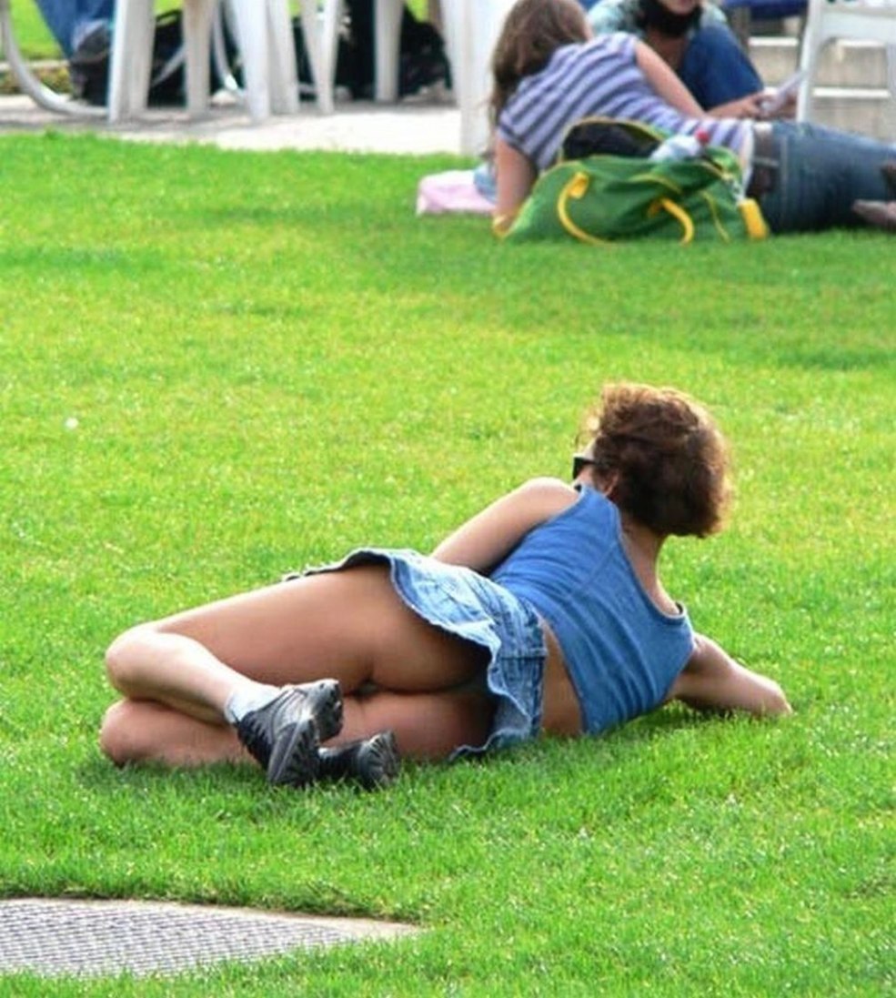 Épouse sans pantalon à la fête