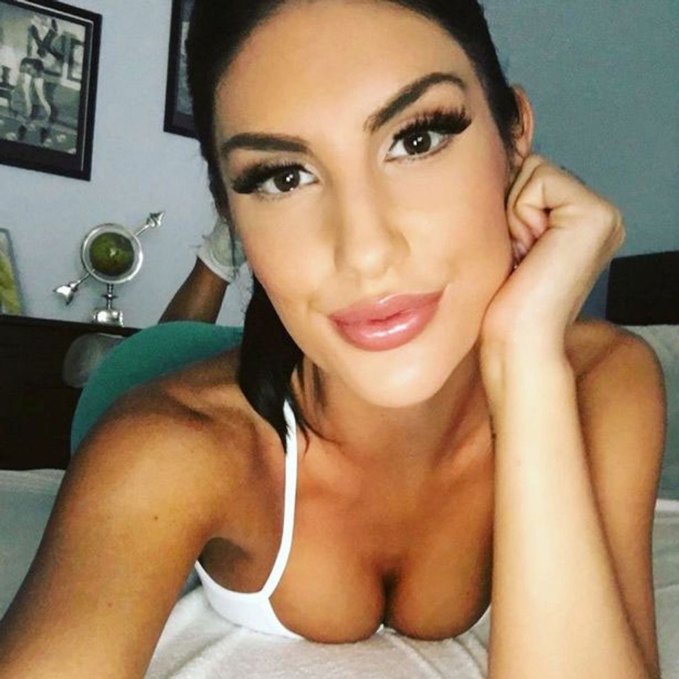 Adrian Kalcheva est chaud