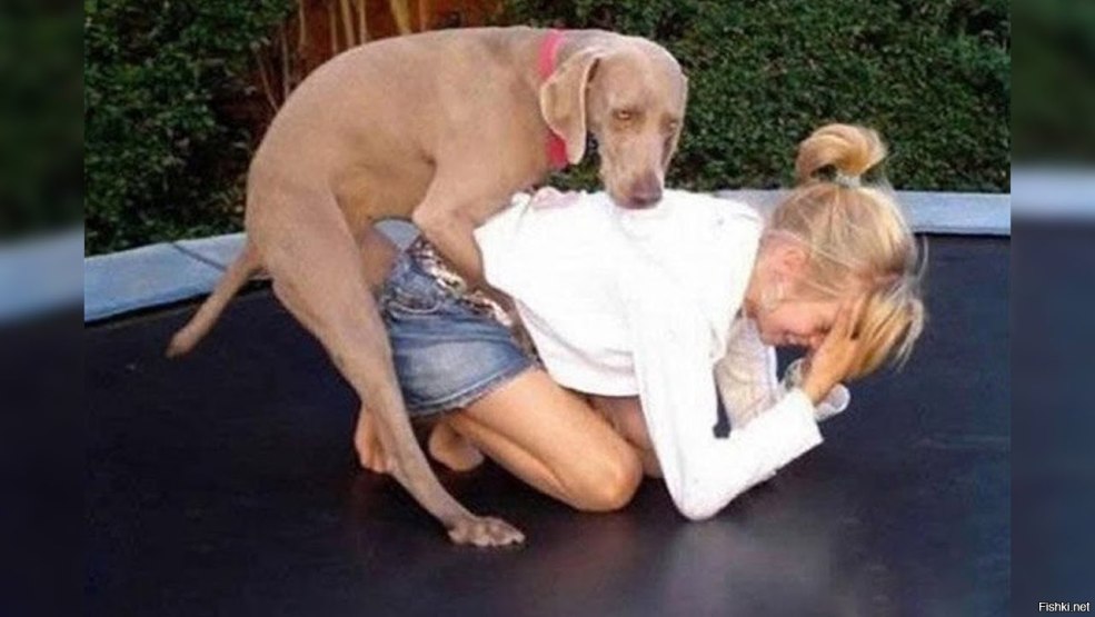 La femme s'enfuit avec un chien