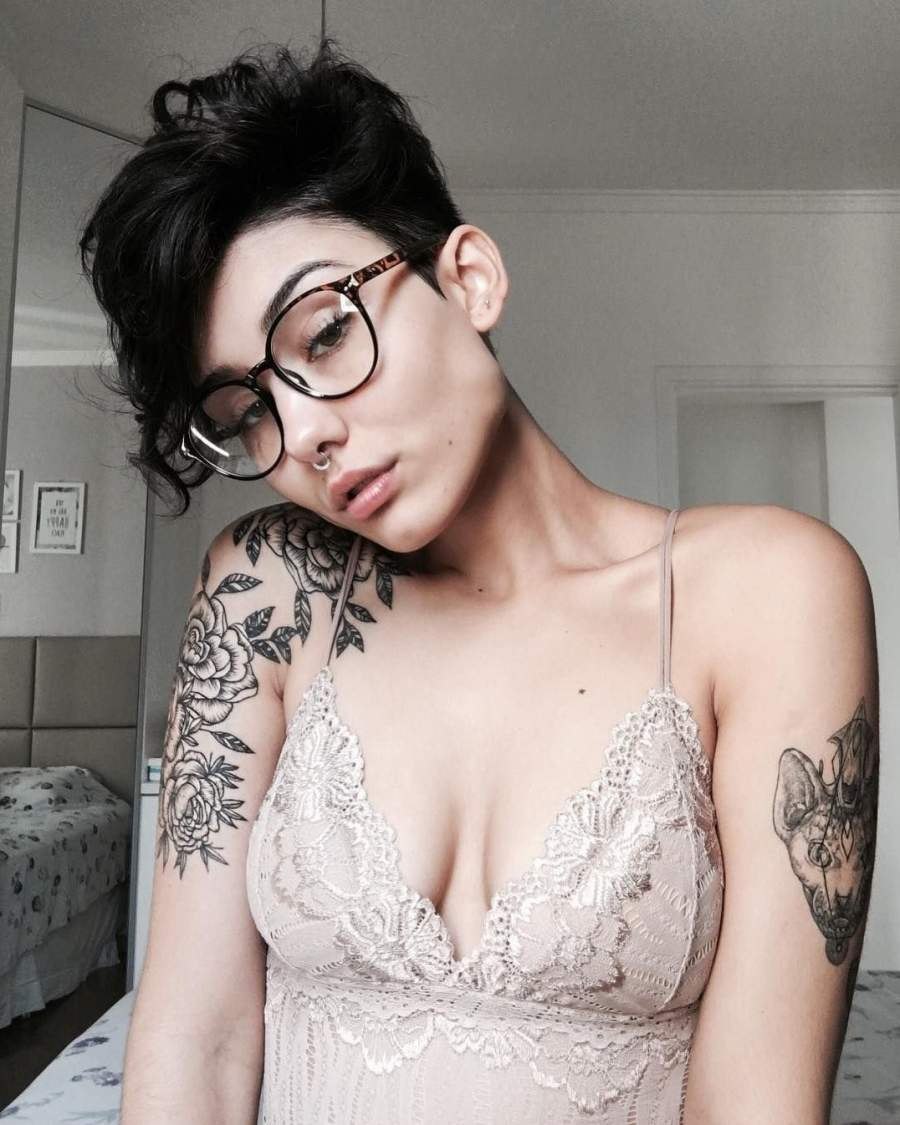 Filles avec une coupe de cheveux courte sexy